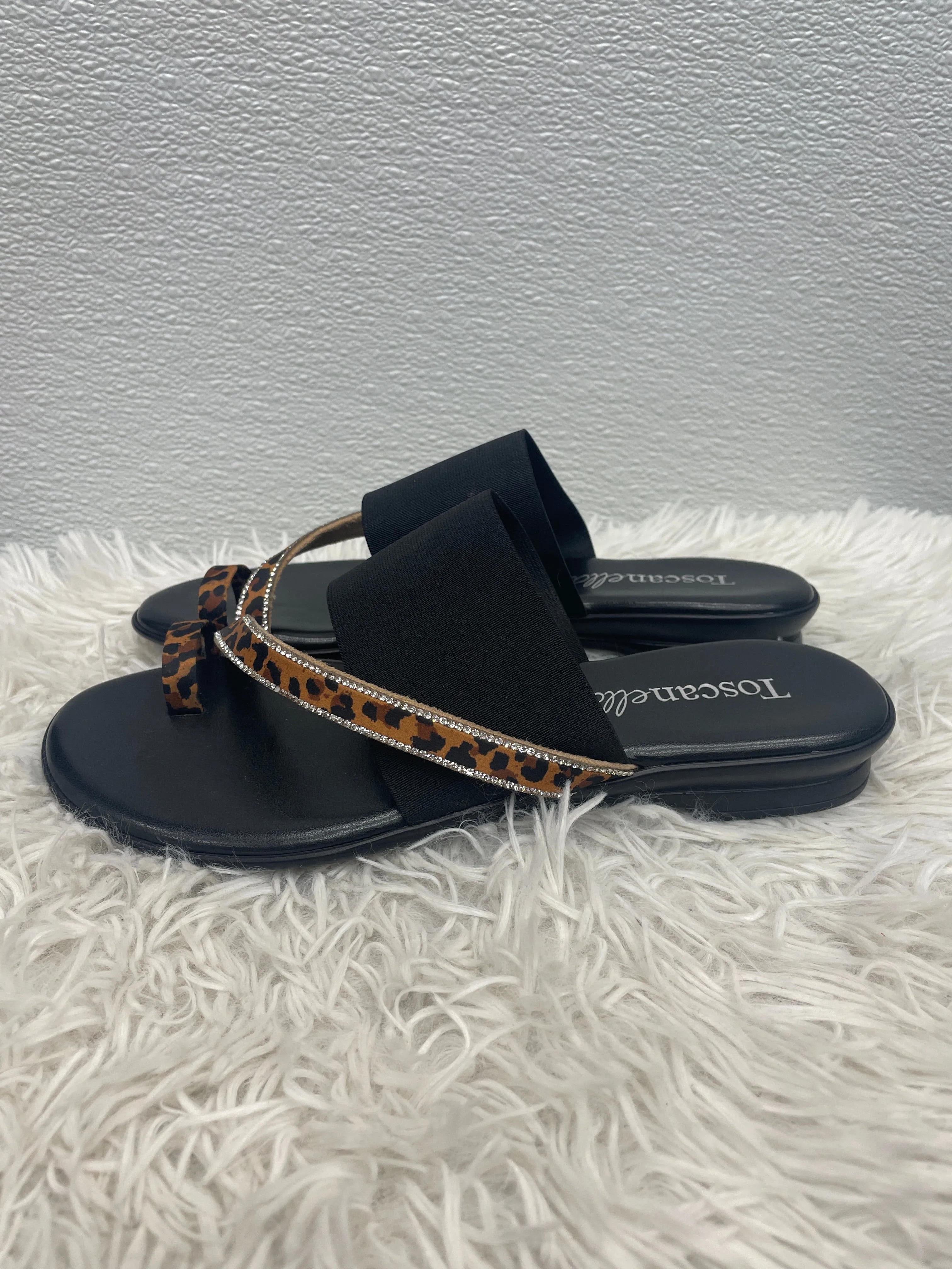 Sandals Flats By Clothes Mentor  Size: 8